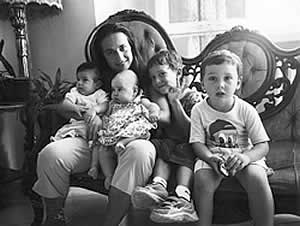 Nicla con il figlio Marco, ed i nipoti Sara, Gaia e Luca